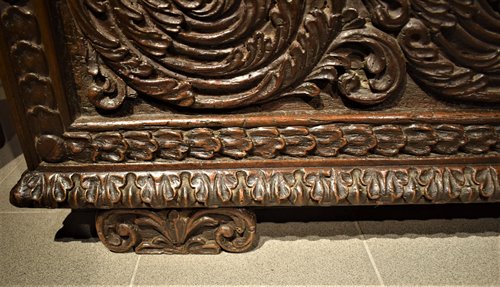 Chest in walnut sculpted